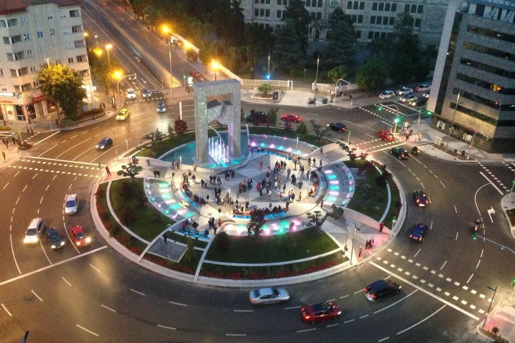 Rotonda Plaza América de noche