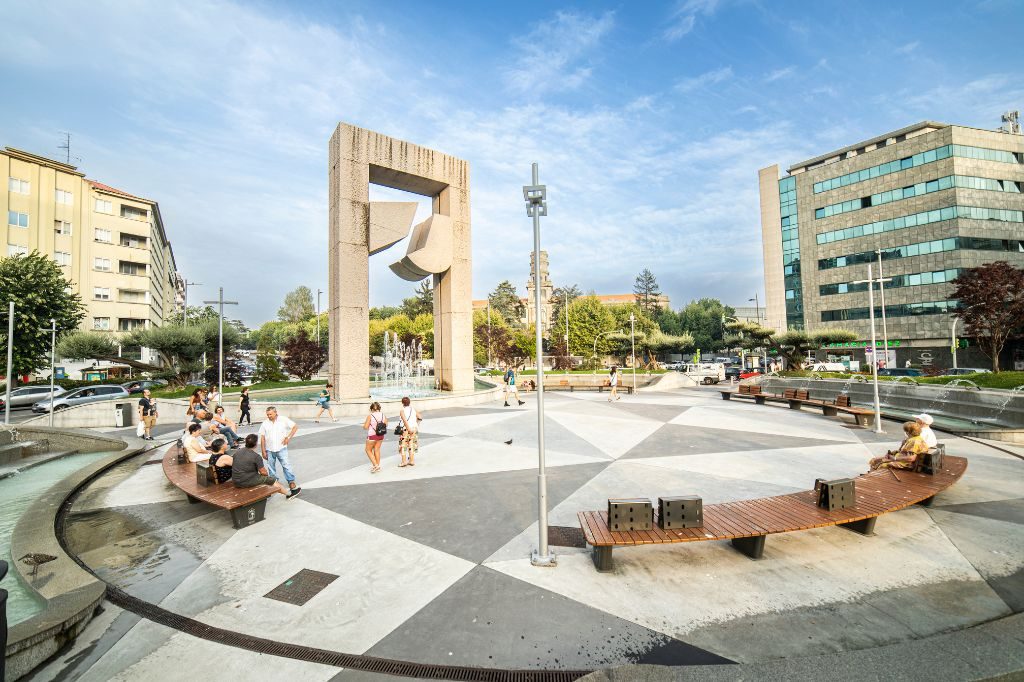 Plaza peatonal en rotonda